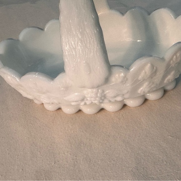 Vintage 1950s Westmoreland Milk Glass Basket Grape Pattern Decor - Picture 4 of 12